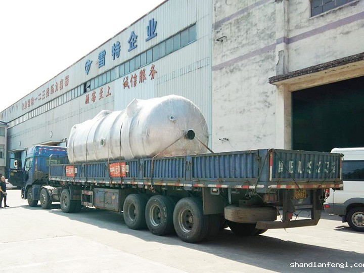 发往哈尔滨的换热器、储罐顺利交付